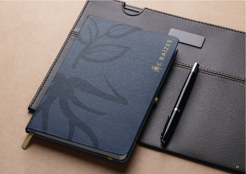 Caderno executivo — capa azul-noite com folhagem em relevo